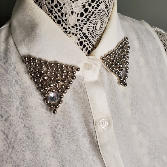 🌼3 for 20🌼Sleeveless blouse (studded) - Picture 2 of 4